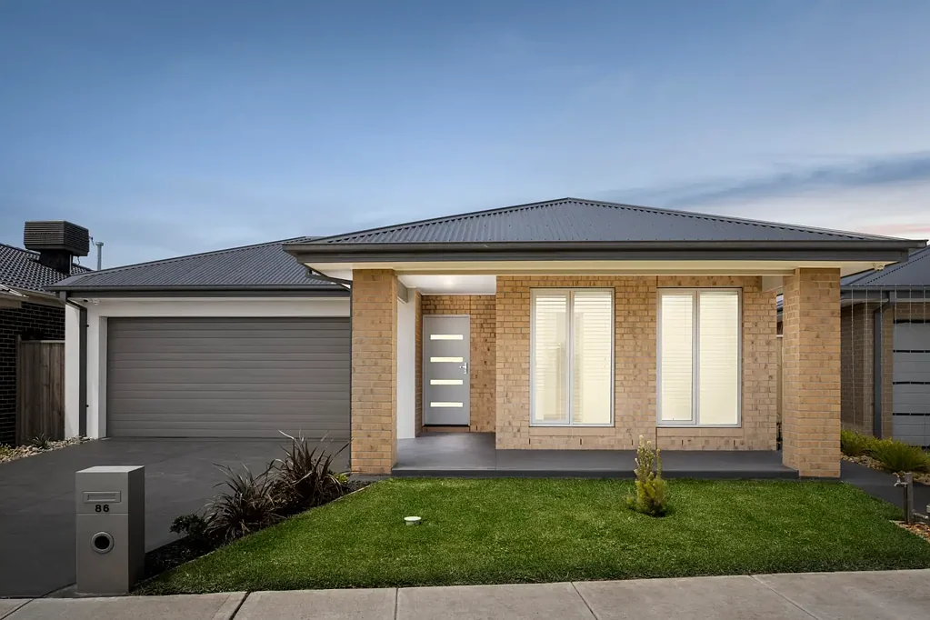 Rockbank 3 Bedroom Modern New Family Home!