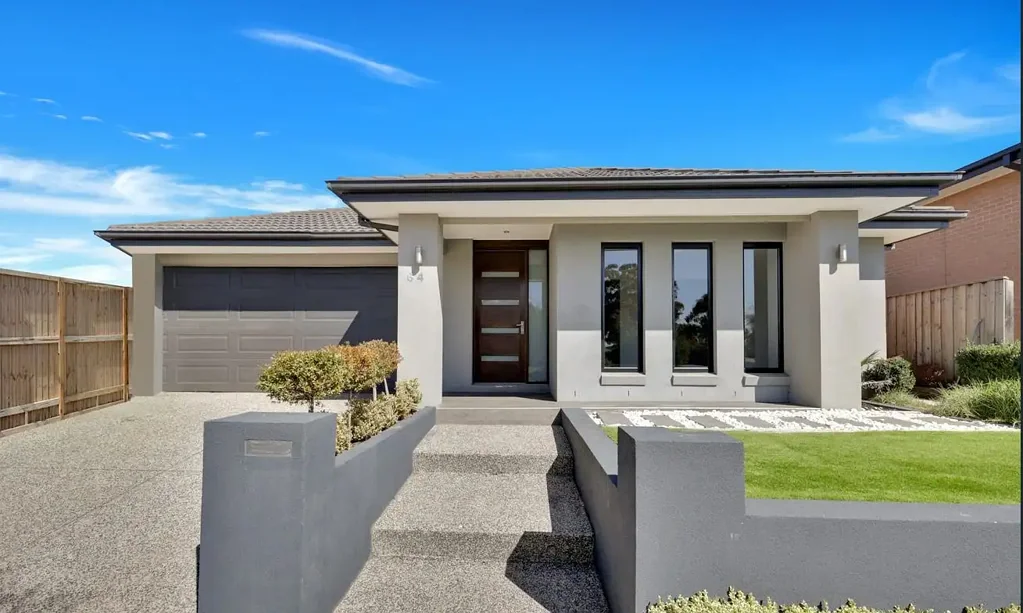 Prime Location! Multiple Living Areas!!