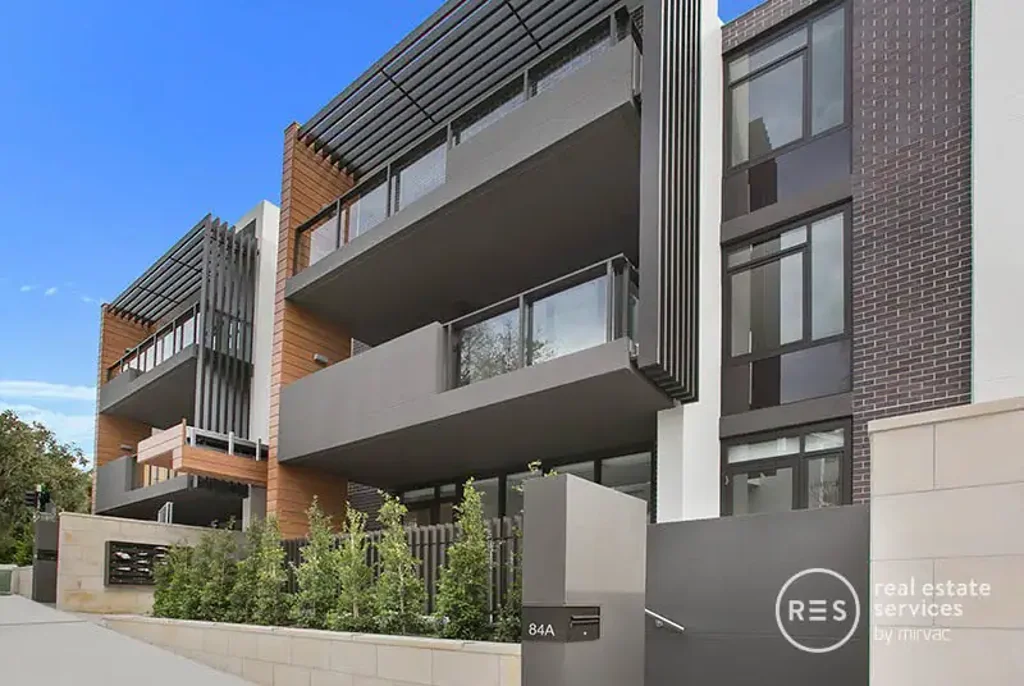 Spacious 2-Bedroom Apartment with Parking and Courtyard!