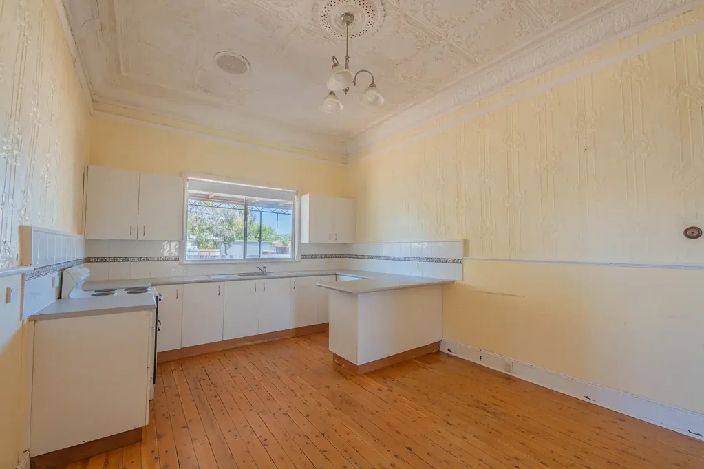 West Wyalong 3chambre Convenience, Potential & Position - The Perfect First Home or Renovator's Opportunity