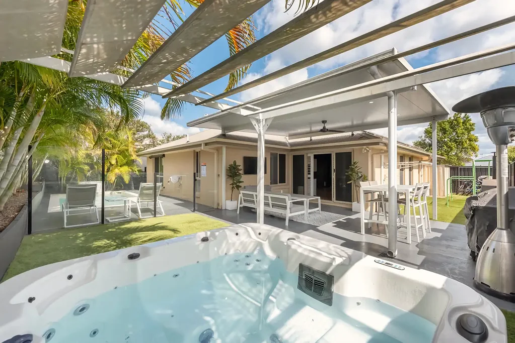 Coomera 4બેડરૂમ A Renovated Retreat with Poolside Living & Endless Flexibility