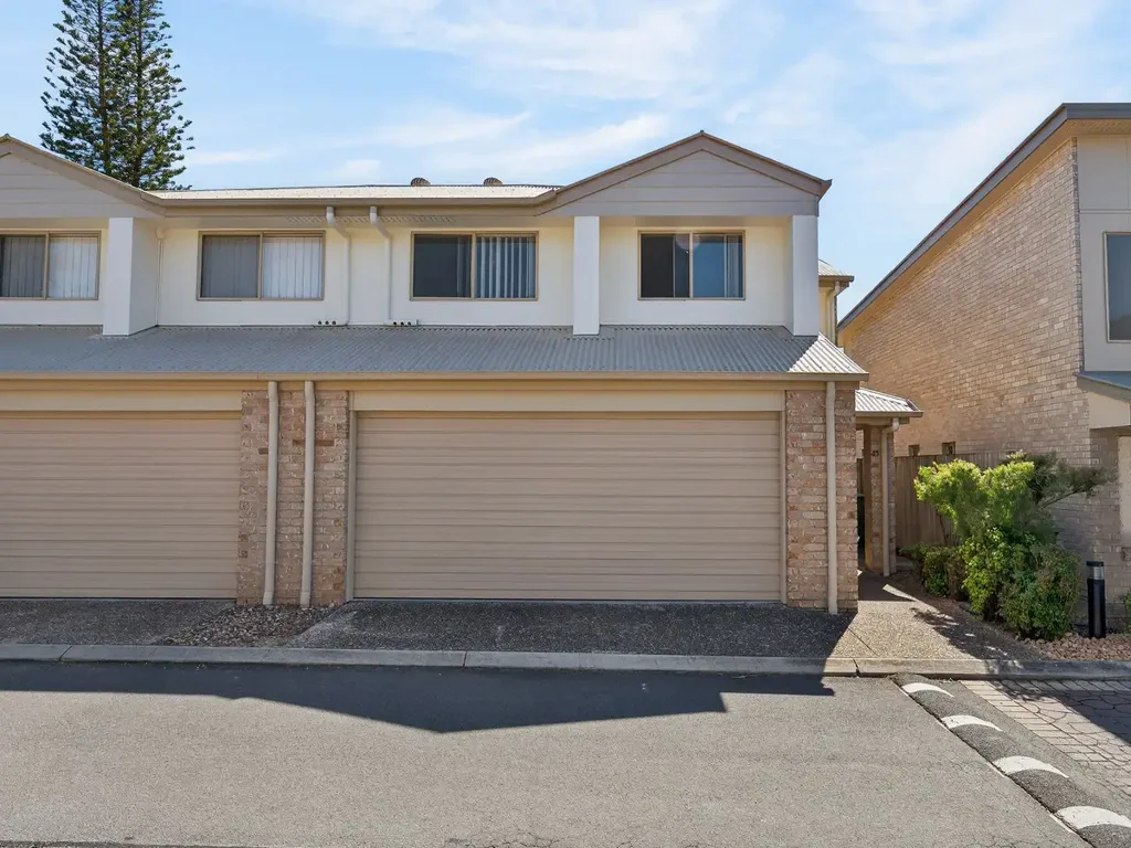 Eagleby 3房 三卧带套间 安全社区 游泳池 现租客 低维护 便捷交通 Low-Maintenance Townhouse with Pool in Prime Location