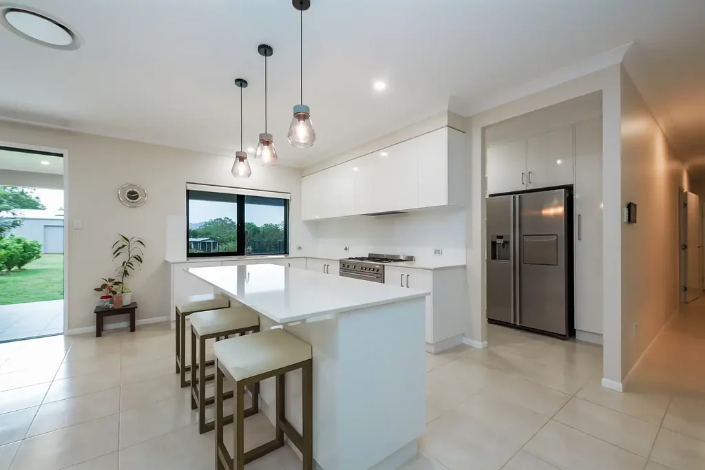 Alligator Creek 4房  Modern Acreage Living with Exceptional Family Comfort - Pool and Massive Shed!