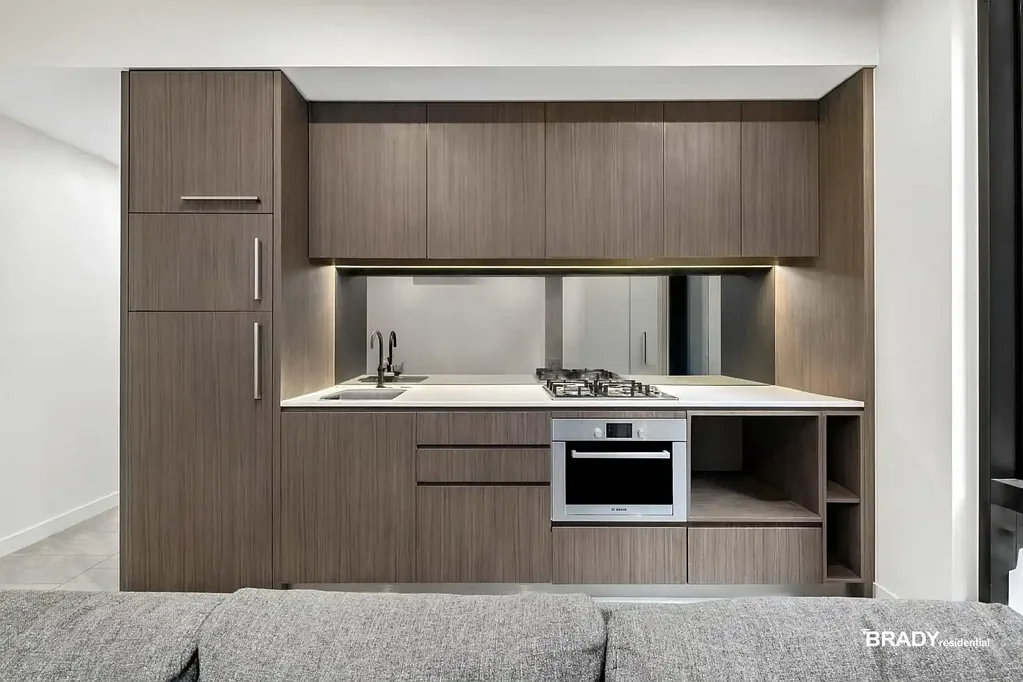 CONTEMPORARY MELBOURNE APARTMENT WITH UNBEATABLE CONVENIENCE