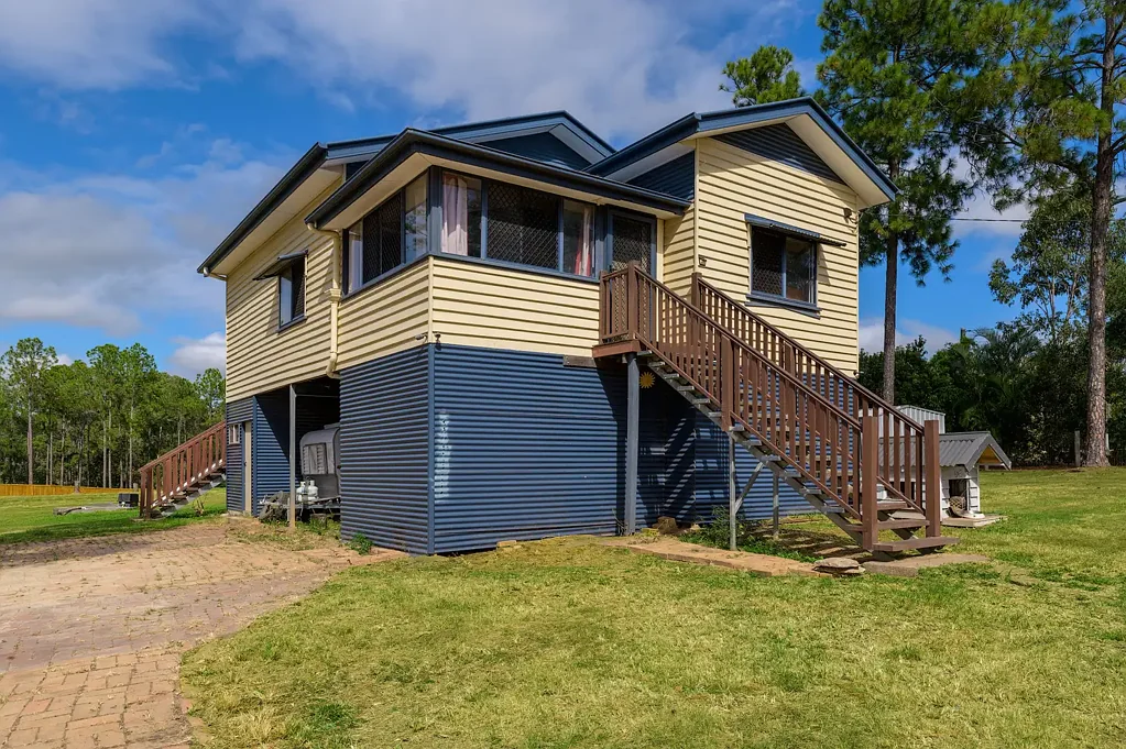 Glenwood 3 Bedroom Beautifully Renovated Classic Queenslander On Acreage