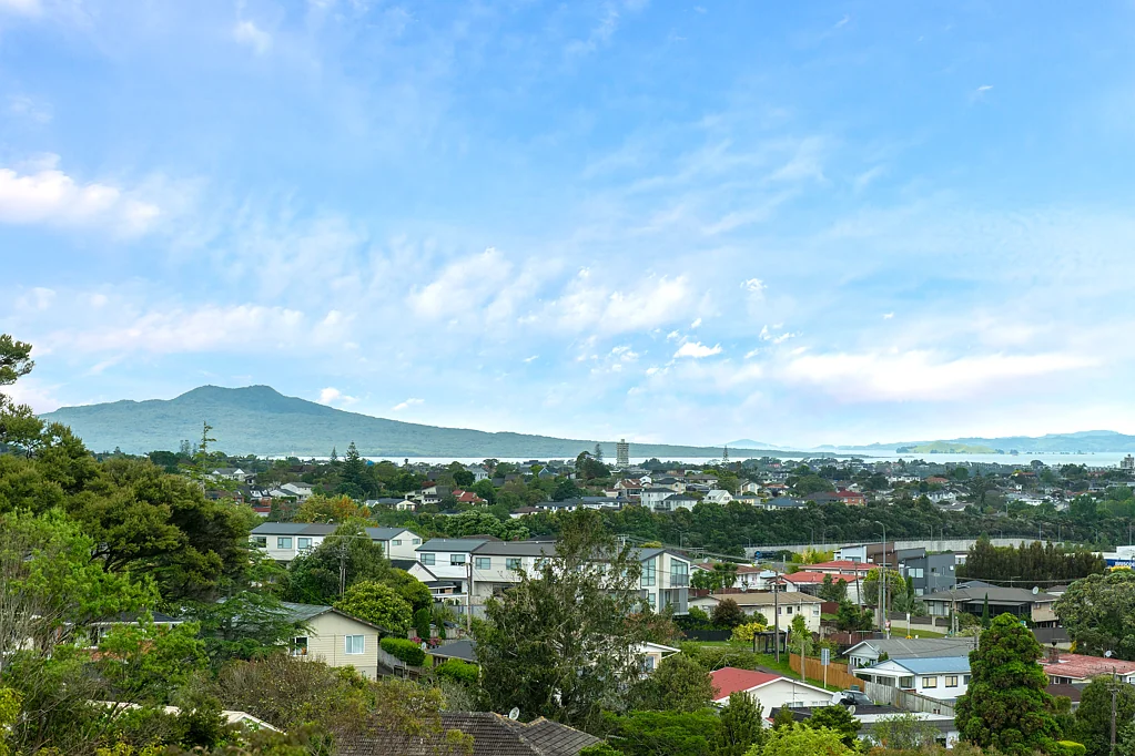 Totara Vale 3房  Spacious Terrace House with Rangitoto Views!