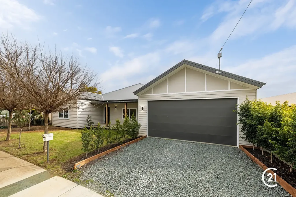 Echuca 5ਬੈੱਡਰੂਮ From the Street It's Neat. Open the front Door and be in for a real treat