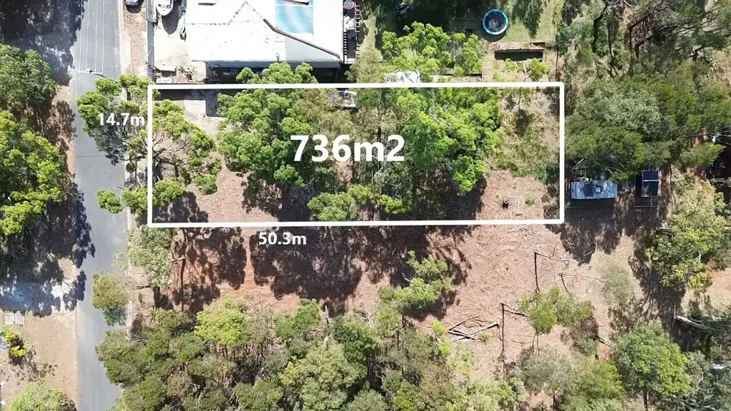 Macleay Island 宽敞地块 东本恩名街 步行渡轮码头 村庄中心近便 稀有开发良机 潜力无限 Prime Location – Walk to the ferry and shops