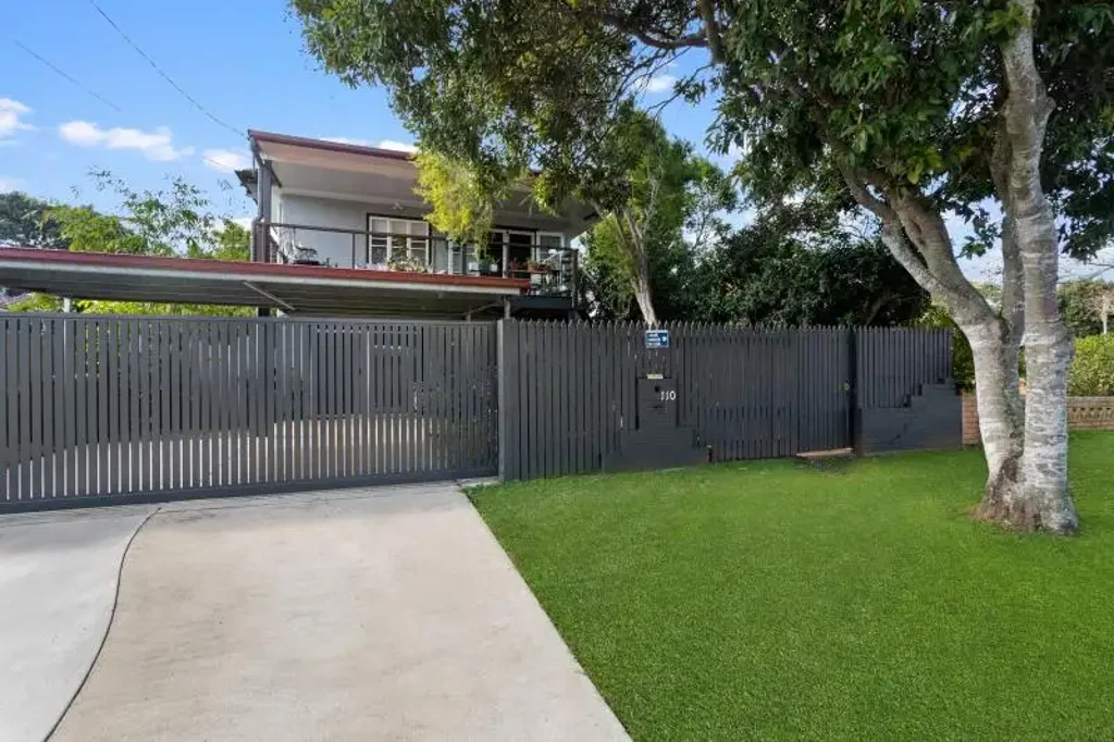 SEA BREEZES! WALK TO BEACHES! DUAL LIVING!