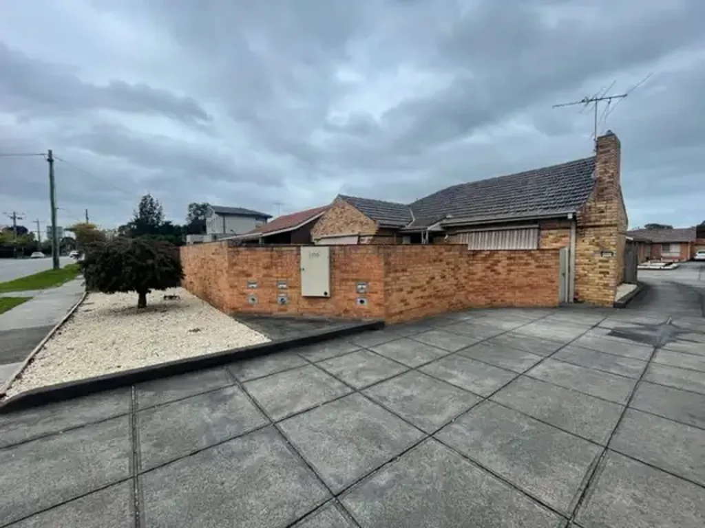 VERY IMPRESSIVE AND SPACIOUS UNIT