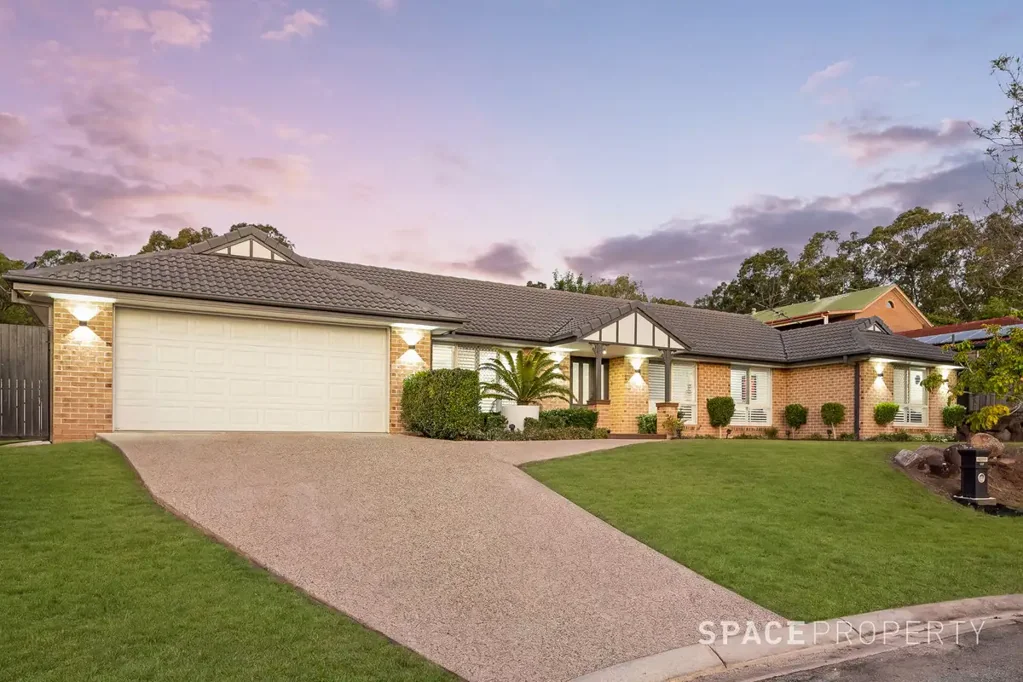 Albany Creek 4कमरा Beautifully Renovated Family Home in the Tightly Held Albany Forest Estate