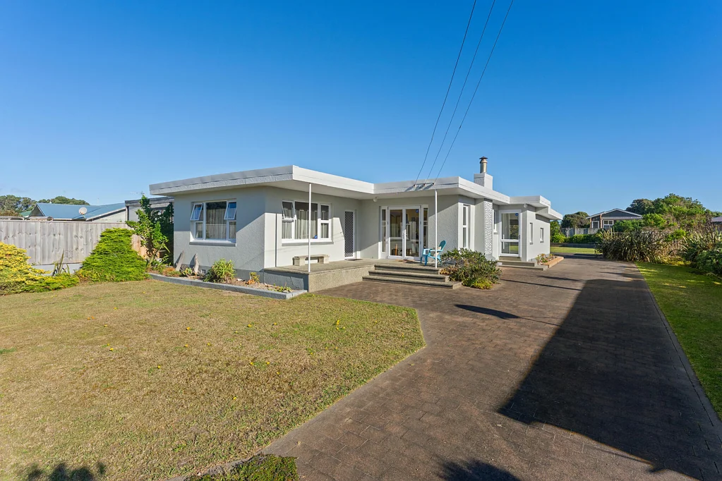 Otaki Beach 3Zimmer Mid Century Stunner on a Quarter Acre Site