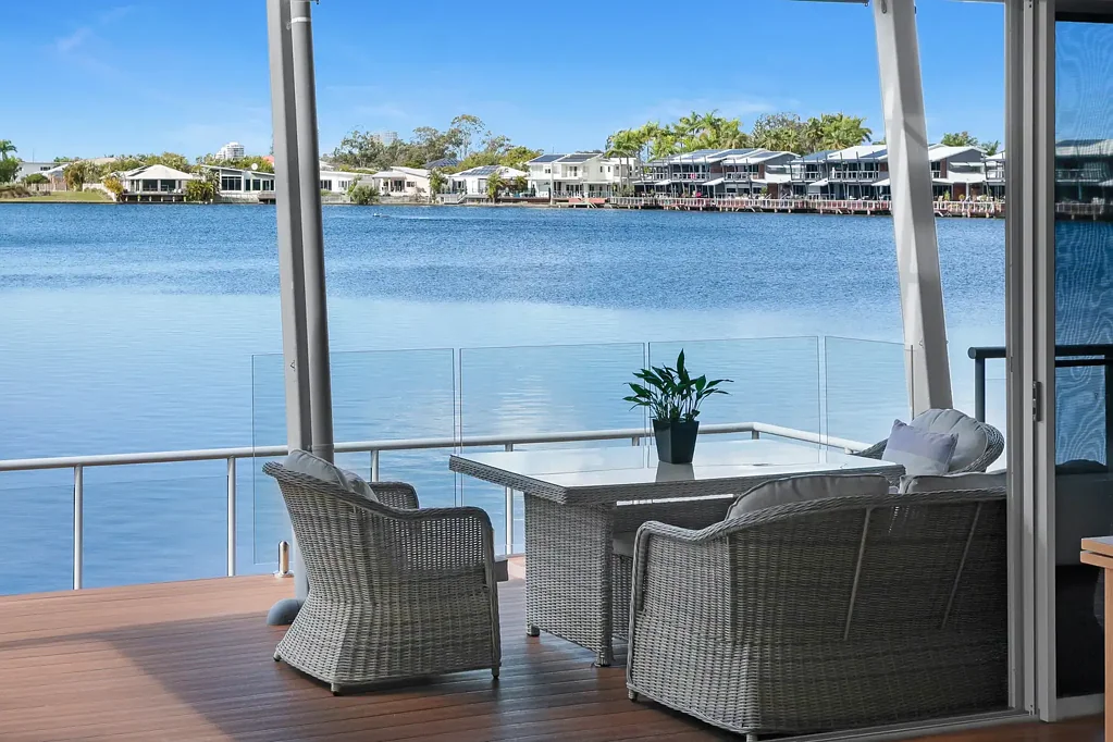 Coombabah 3房  Spacious and Stylish Overlooking Beautiful Gardens on Runaway Lagoons