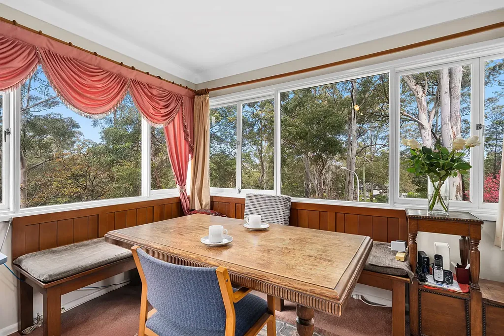 Wahroonga 4Habitaciones Timeless Family Home on a Prized Corner Block !