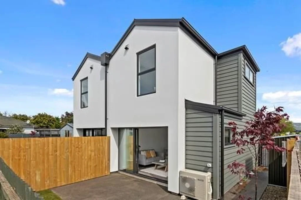 Sunny Two Bedroom Townhouse in Convenient Phillipstown Location