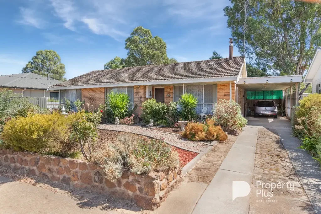 Wedderburn 3房  Charming 3-Bedroom House with 2 Living Areas, Carport & Shedding