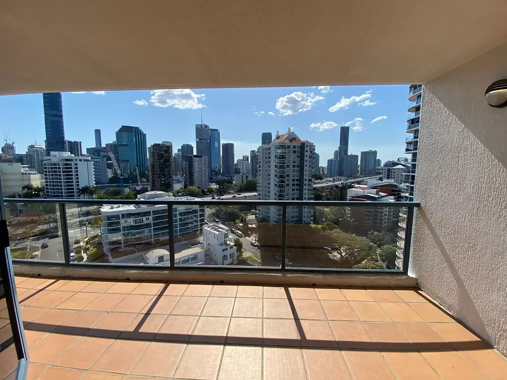 TWO BEDROOM APARTMENT IN THE HEART OF THE DOCKSIDE PRECINCT, KANGAROO POINT