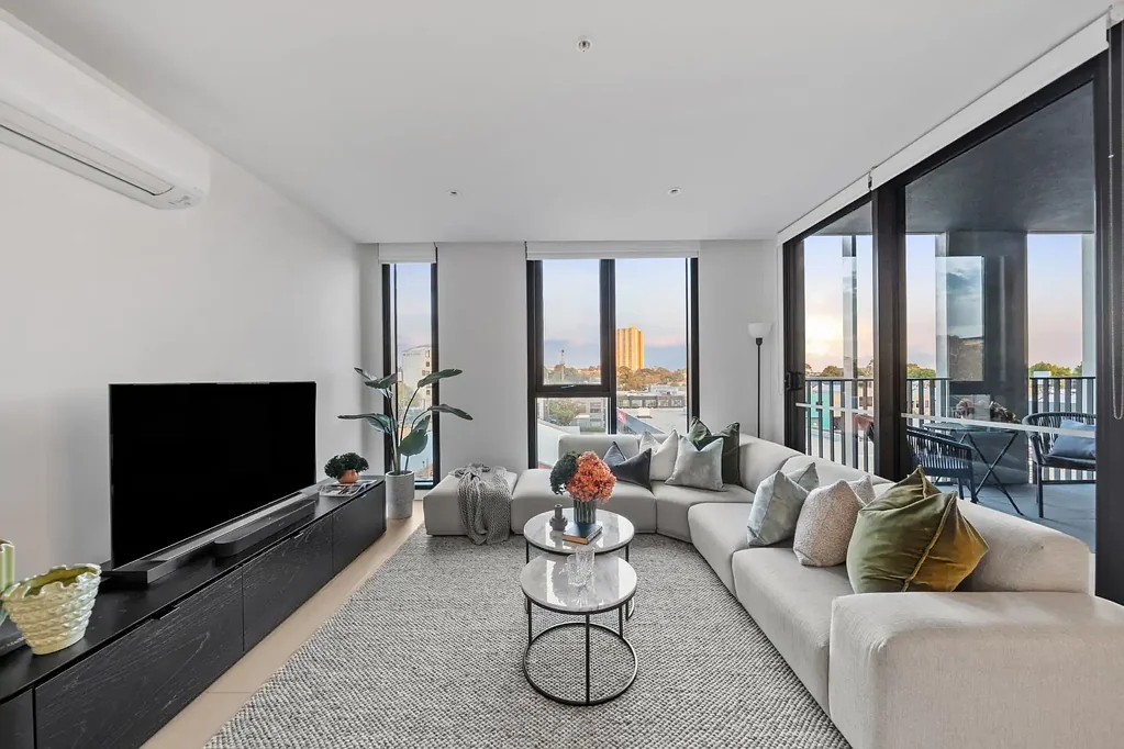 South Melbourne 3房 South Melbourne精品公寓 高楼层采光佳 Miele高端电器 主卧带套间 阳台视野开阔 停车位储物笼 露台休闲区 Spacious, Stylish & Perfectly Positioned