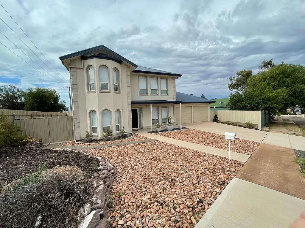 To register & apply for this property, please use this link: https://snug. com/