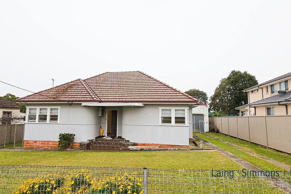 3 LARGE BEDROOMS HOUSE