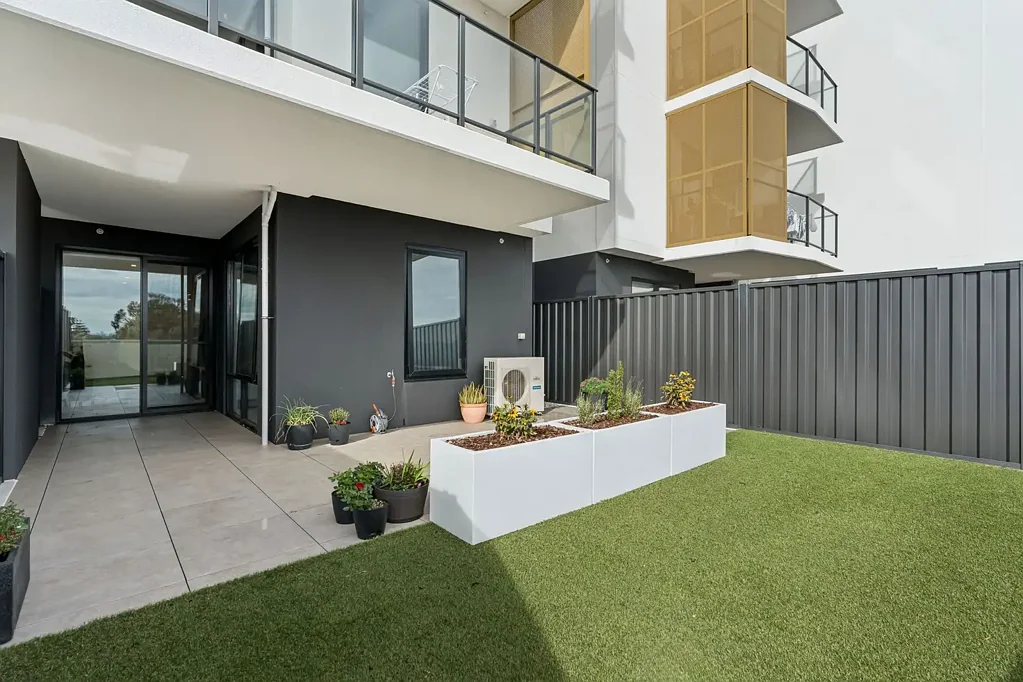 Cannington 2 Bedroom Modern 2 Bed Apartment with Expansive Courtyard