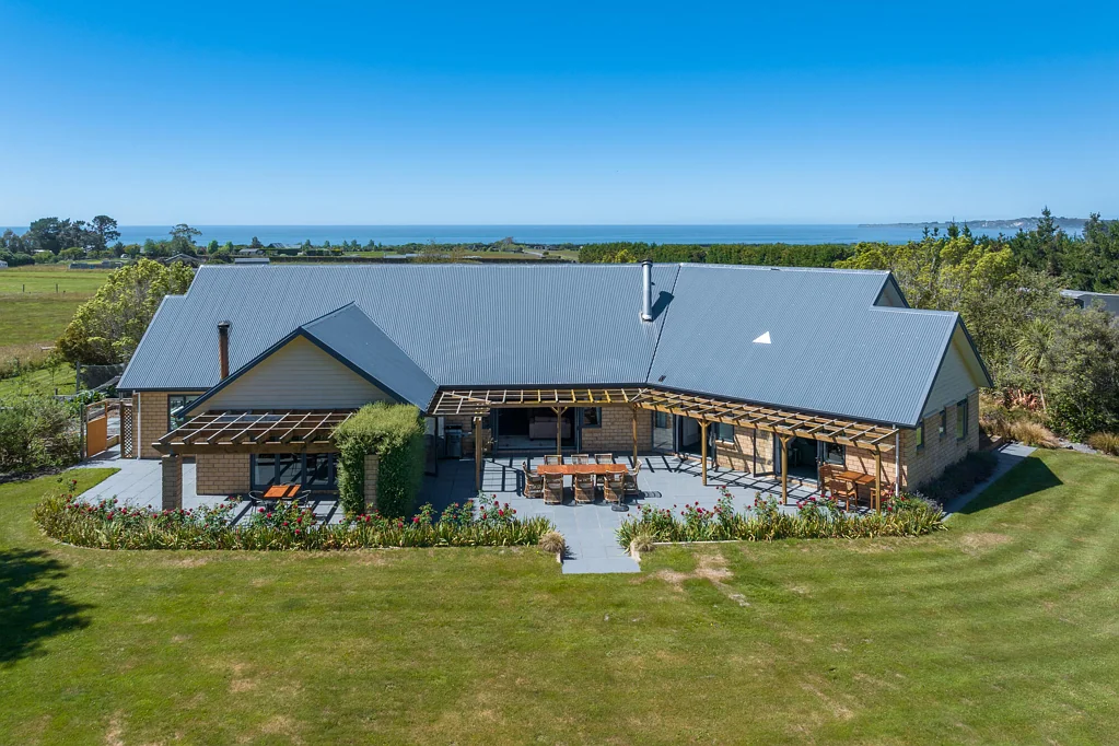 Hapuku  Five bedrooms - Home or Income