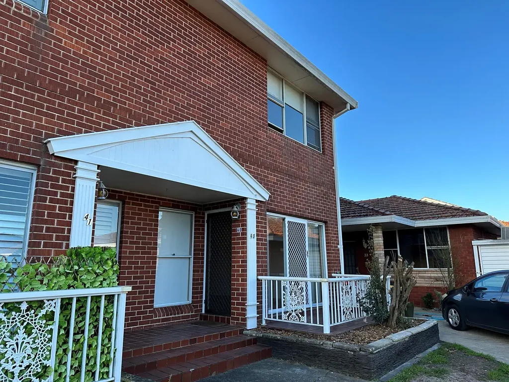 THREE BEDROOM TOWNHOUSE IN A GREAT LOCATION!!!