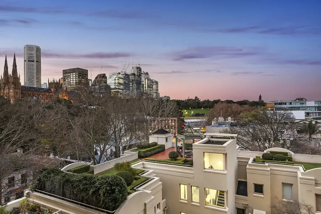 Woolloomooloo 2房 著名的'Crown Gardens'度假村式生活，坐拥标志性景观 Resort Style Living with Iconic Views in Prestigious 'Crown Gardens'
