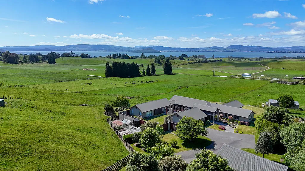 Hamurana 4房  Exceptional Retreat with Picturesque Lake Views