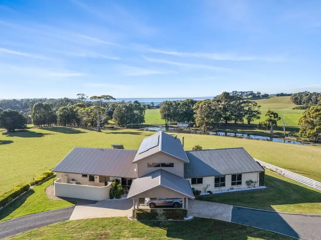 Howth 3Phòng ngủ Handcrafted Legacy: Where Fine Timber Meets 40 Pristine Acres