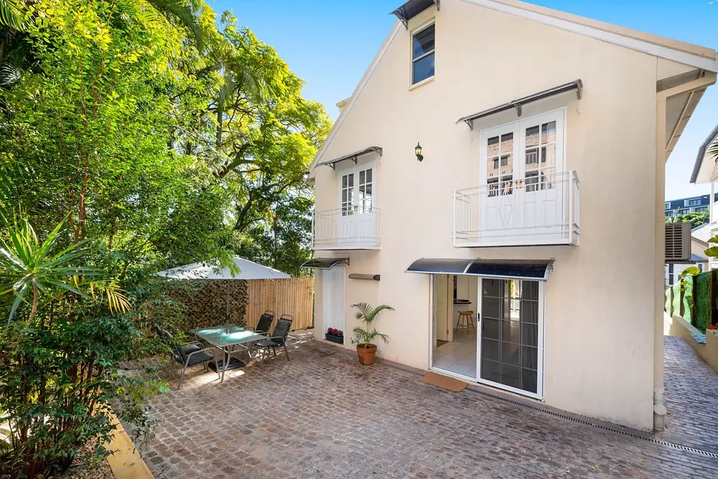 Petrie Terrace 3房 CBD咫尺之遥 32 Petrie Terrace屏蔽噪音 北向西向景观 Lang Park视野 三层砖砌结构 红砖庭院 私密空间 Smeg Miele电器 主套房观景阳台 多个道路外停车 Knocking on the City Door