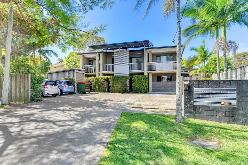FULLY RENOVATED STUDIO IN THE HEART OF NUNDAH (Single Living Only)