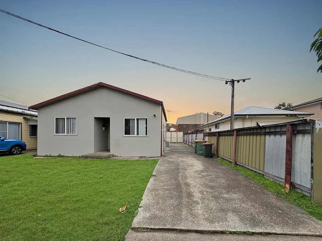 Comfortable Family Home with Fireplace in Prime Location