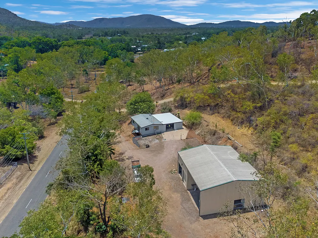 Alligator Creek Charming Rural Retreat with Modern Amenities in Alligator Creek