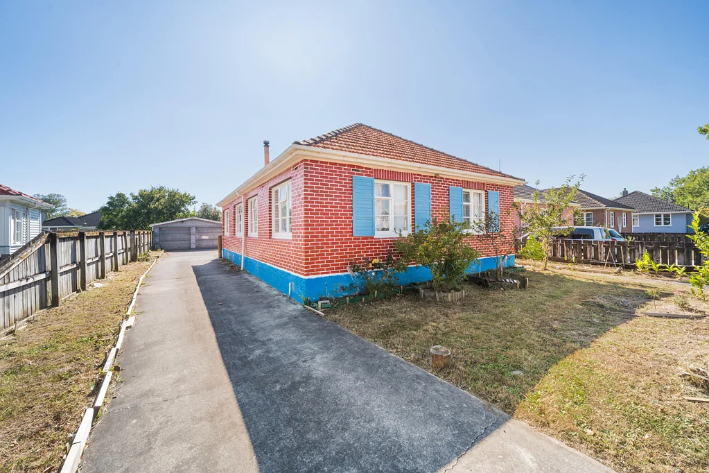 Roslyn 3 Slaapkamer Perfect first home - three bed brick
