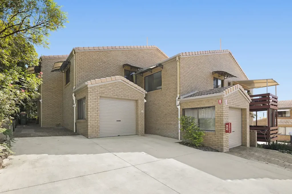 Battery Hill 3 Bedroom Stylish Coastal Townhouse with Ocean Views.  Just 3 Minutes to the Beach!
