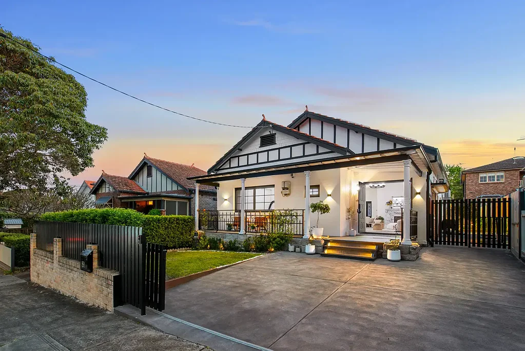 Russell Lea 4ห้องนอน Modern Comfort and Character Just a Stroll to the Bay Run