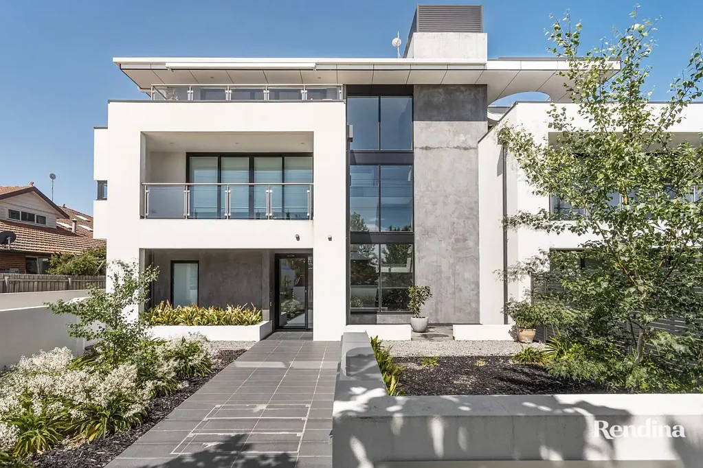 Ground Floor with Courtyard Appeal!