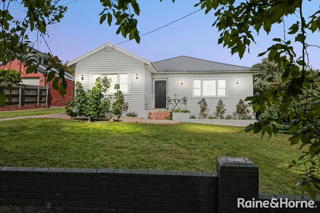 Gisborne 3房  Position, Potential & Lifestyle in the Heart of Old Gisborne - 1374m² approx.