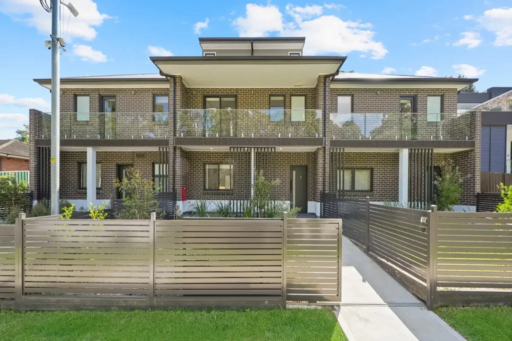 Dundas Valley 4房 全新建筑师设计 四卧带书房 独家精品综合楼 高级木地板 双车位安全 Architecturally Designed Tri-Level Sophisticated in Boutique Setting