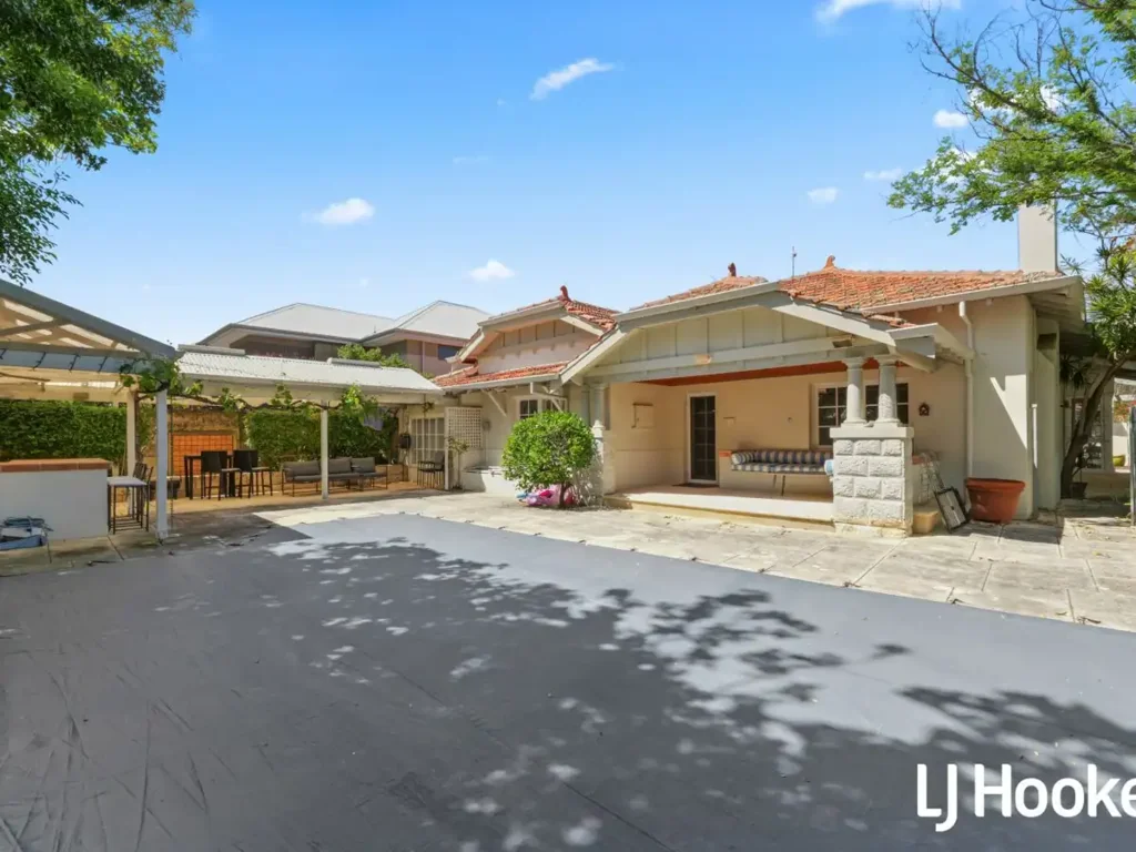 South Perth 4房  Corner Development Opportunity in an Exceptional South Perth Location
