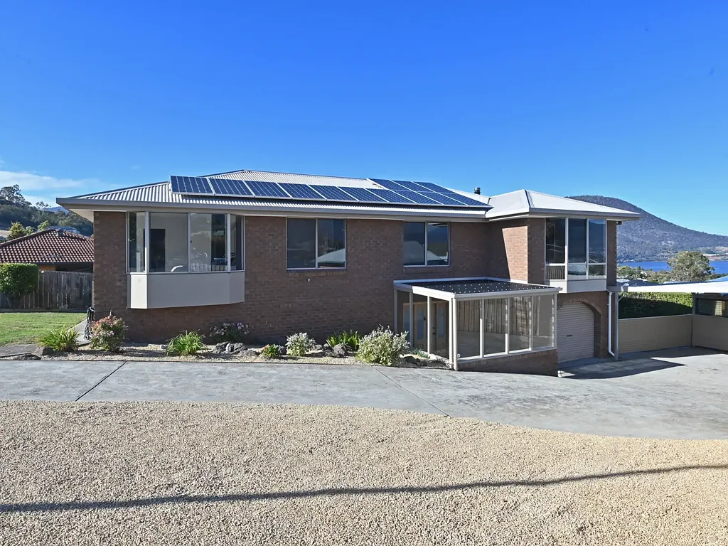 Old Beach 4 Bedroom Elevated Living with Panoramic Views