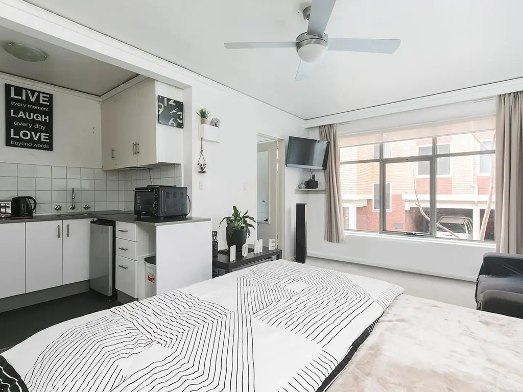 Sunlit Studio Apartment in the Heart of St Kilda - Furnished