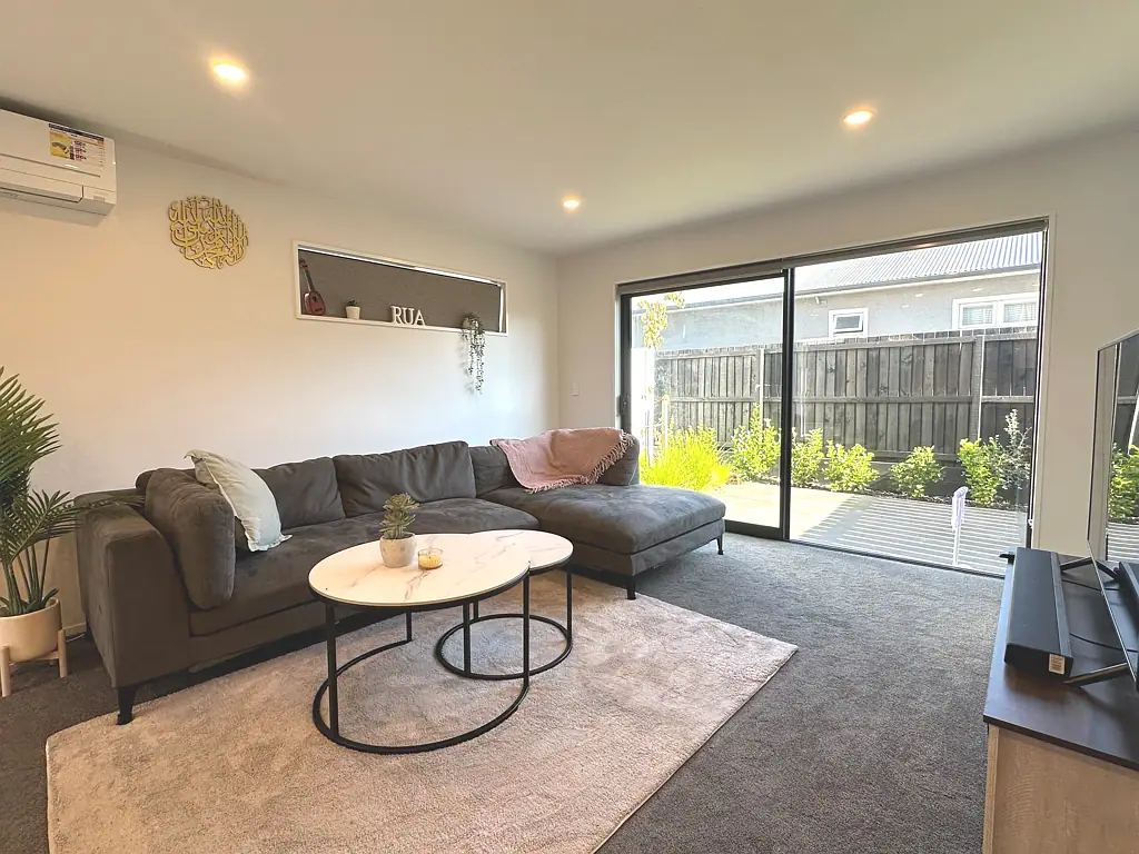 Saint Albans 2 Bedroom Stylish Townhouse with Superb Zoning