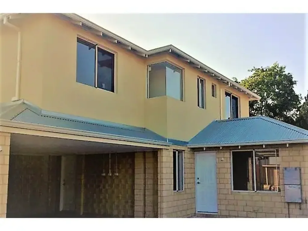 EXTRA HUGE Bedroom. Modern House. Top Locale. Walk to everything! AC!