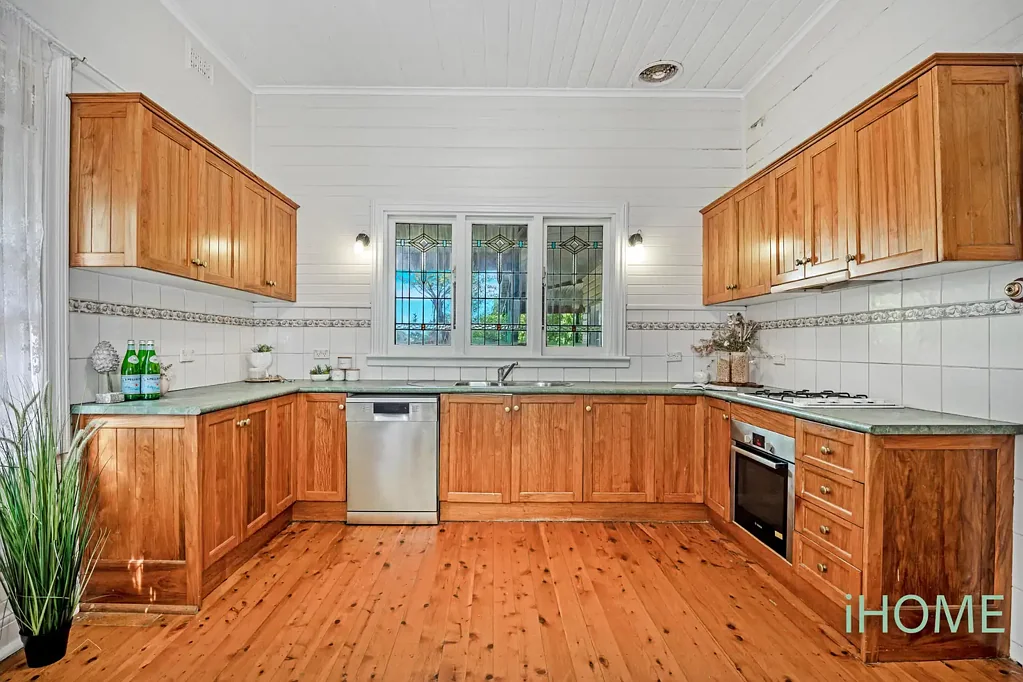 Spacious and private 4-Bedroom Home in Heart of Epping