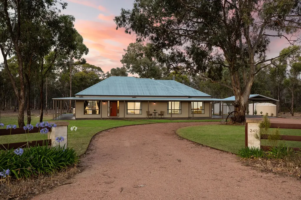 Strathfieldsaye 3ห้องนอน - NOTE NEW PRICE! Astonishing modern family home on a beautiful 5 acres