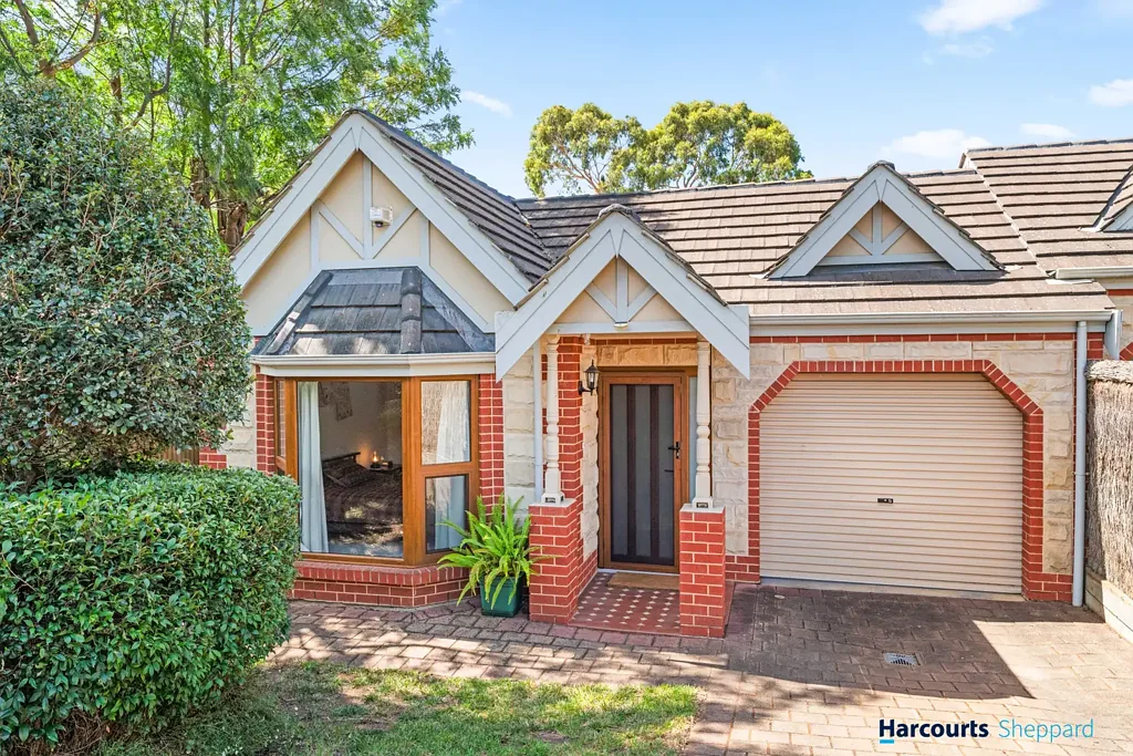 Lower Mitcham 3ਬੈੱਡਰੂਮ Stylish, Updated Living in Blue-Chip Lower Mitcham