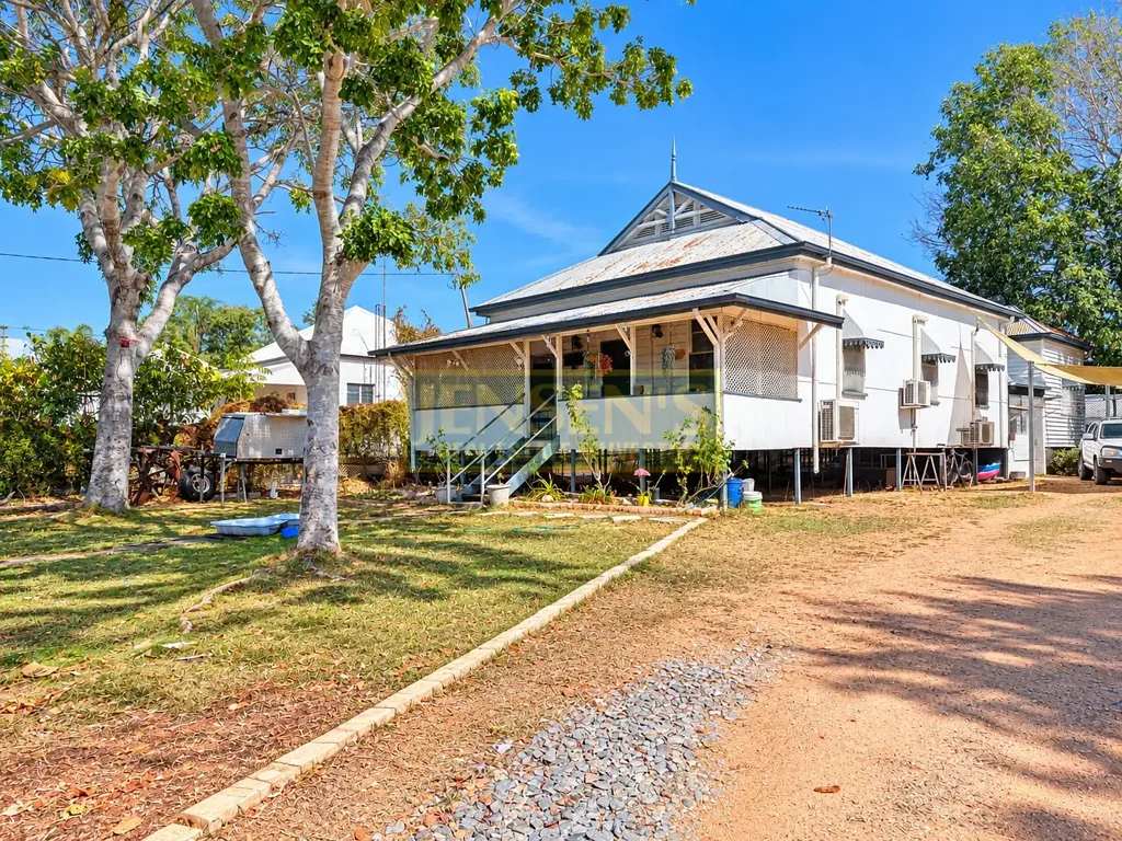 Charters Towers City 5ਬੈੱਡਰੂਮ Spacious Character Home on 1,012m² with Two-Bay Shed