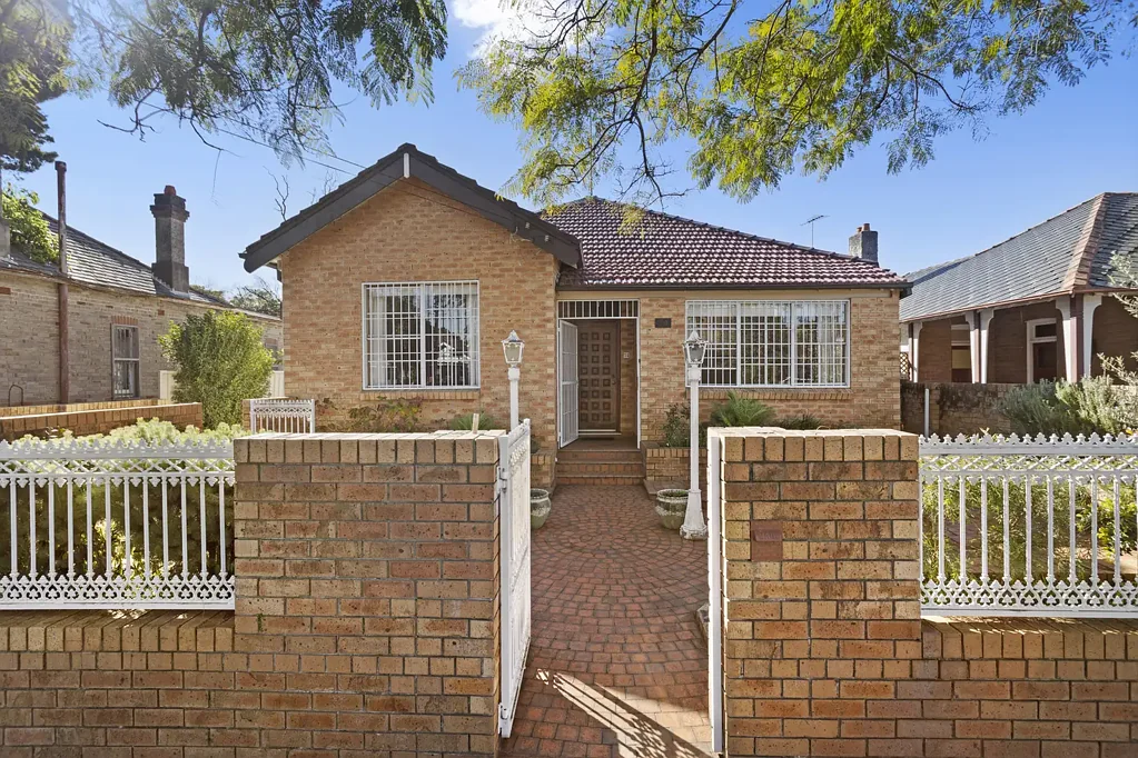 Kensington 4Kwarto Family Home on Level 671.31sqm* North to Rear Block with Development Potential (STCA)